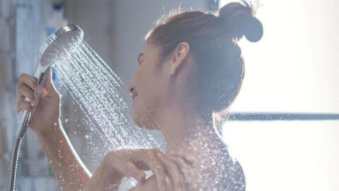 Nhiệt độ giảm tới 7 độ C chớ coi thường chuyện tắm rửa: Dễ ôm yếu, đột quỵ khi bỏ qua những lưu ý này