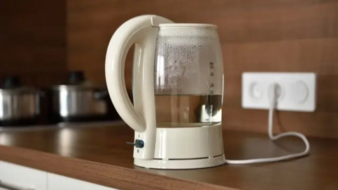 Mắc 3 sai lầm khi dùng ấm siêu tốc, khác nào tự đưa "thuốc độc" vào miệng mình