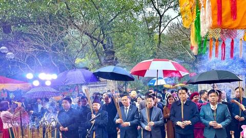 Hàng nghìn người về khai hội Gióng đền Sóc 2025