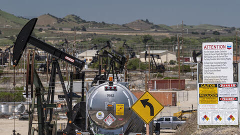 Dầu Brent lùi nhẹ về mốc 75 USD