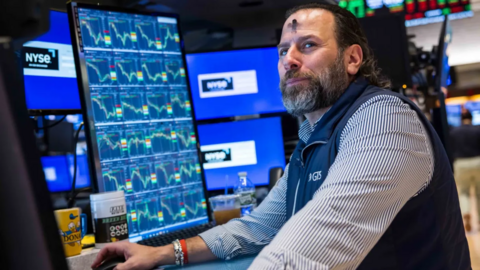 Chứng khoán Mỹ lại giảm trong hoảng loạn khi Trump tăng thuế với Canada