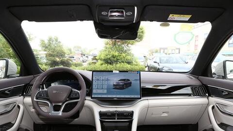 Mẫu xe đắt khách nhất TQ năm 2024: "Ăn" 2,9 lít/100km, chạy 2100km mới cần đổ xăng, sớm về VN?