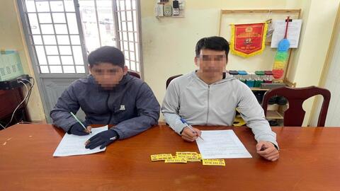 Xử phạt hai thanh niên rải tờ rơi quảng cáo tín dụng đen