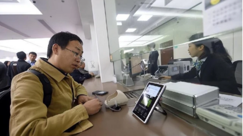 Gửi tiết kiệm 7 triệu đồng với lãi suất 19,26%/năm, 30 năm sau đi rút 2,5 tỷ thì được thông báo: "Mức lãi suất này đã hết hiệu lực từ lâu rồi"