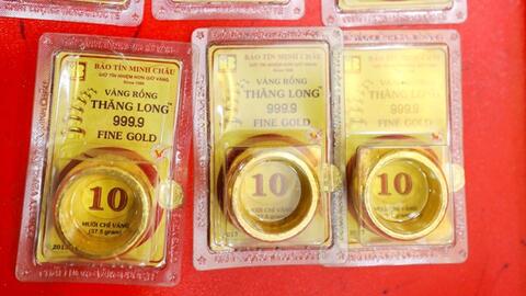 Thu nhập trung bình nhân viên ở một ngân hàng tại Việt Nam có thể mua 7 chỉ vàng 9999 mỗi tháng