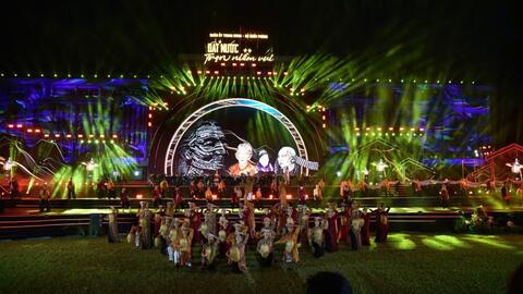 Khai màn chương trình nghệ thuật đặc biệt “Đất nước trọn niềm vui”