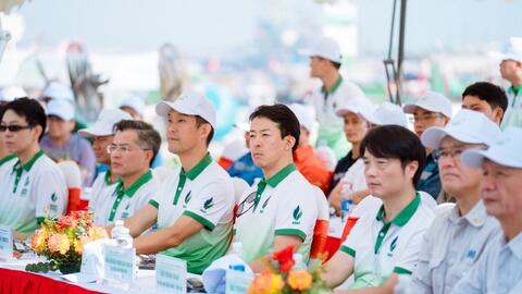 Hơn 400 người tham gia chiến dịch làm sạch bãi biển quy mô lớn tại Vịnh Nghi Sơn