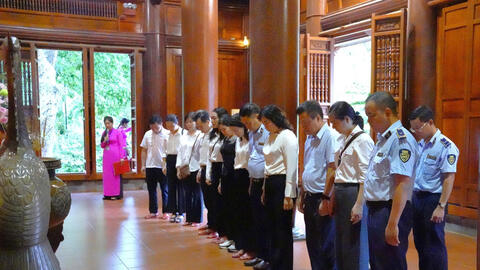 Thứ trưởng Phan Thị Thắng và đoàn công tác Bộ Công Thương dâng hương tưởng niệm các anh hùng liệt sĩ tại Nghệ An