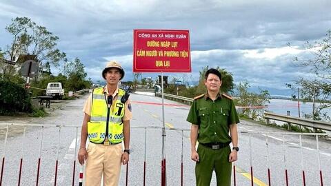 Quốc lộ 1A qua Hà Tĩnh ngập sâu, giao thông chia cắt