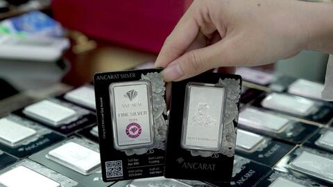 Giá bạc điều chỉnh sau khi tăng mạnh