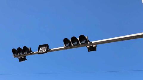 Đèn giao thông hỏng kéo dài, nguy cơ tai nạn rình rập