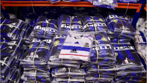 Phát hiện gần 6.500 bộ quần áo nghi giả nhãn hiệu bán trên thương mại điện tử