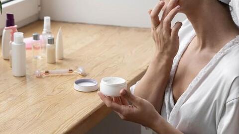 Bác sĩ da liễu mách 5 thành phần kem dưỡng mắt giúp giảm quầng thâm