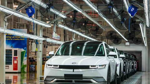 Chỉ số PMI ngành sản xuất Việt Nam đạt 53 điểm, dự báo lạc quan cho năm 2026