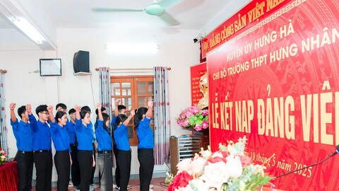 Ươm mầm 'hạt giống đỏ' trong trường học ở Hưng Yên