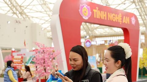 Cận Tết, nhiều gian hàng tại Hội chợ Mùa Xuân ghi nhận doanh thu tích cực