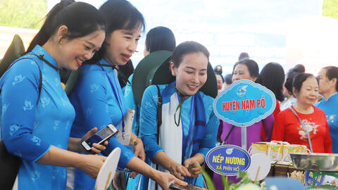 Hơn 600 đại biểu phụ nữ Điện Biên tham gia vòng xòe đoàn kết