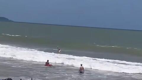 Cứu sống du khách bị sóng cuốn ở biển Nha Trang