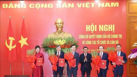 Bộ Chính trị  phân công,  bổ nhiệm cán bộ; phê chuẩn bầu Chủ tịch các địa phương