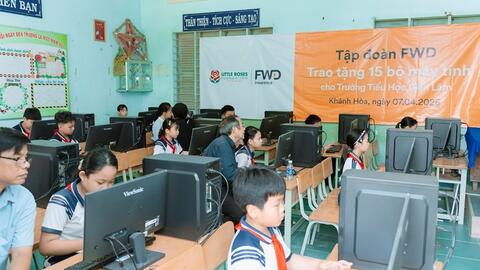 Tập đoàn FWD hỗ trợ thiết bị học tập cho gần 1.500 học sinh tại tỉnh Khánh Hòa