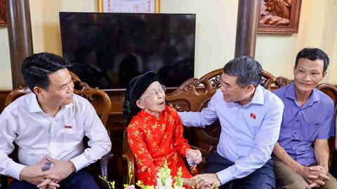 Thủ tướng Chính phủ Lê Minh Hưng thăm, tặng quà gia đình chính sách tại Hải Phòng