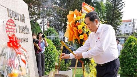Chủ tịch Quốc hội Trần Thanh Mẫn dâng hương tại Di tích Dinh quận Hóc Môn
