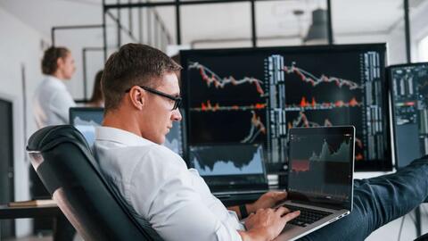 Khối ngoại bán ròng 65.000 tỷ đồng, ai đang hấp thụ lượng hàng này?