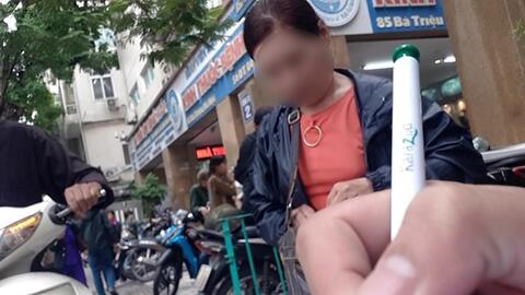 Ngang nhiên chèo kéo bệnh nhân trước cổng Bệnh viện Mắt Trung ương
