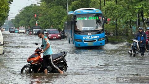 Chật vật qua điểm ngập trên Quốc lộ 32, xe chết máy hàng loạt