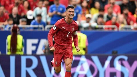 Ronaldo vượt Messi trong cuộc bầu chọn “Quả bóng vàng mọi thời đại”