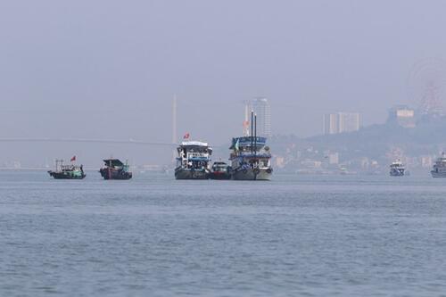 Phó Thủ tướng yêu cầu kiểm tra toàn bộ tàu du lịch trên Vịnh Hạ Long