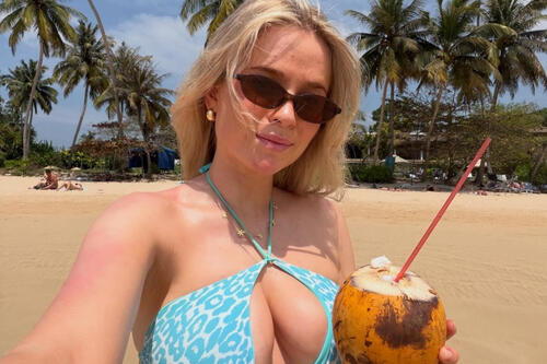 Cổ động viên quyến rũ nhất Man Utd du lịch Việt Nam