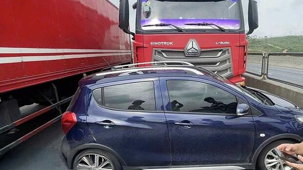 Va chạm trên cao tốc, xe ô tô con chắn ngang đường