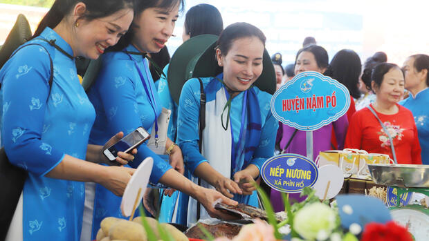 Hơn 600 đại biểu phụ nữ Điện Biên tham gia vòng xòe đoàn kết