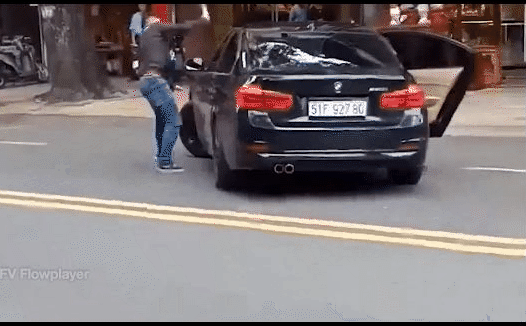Nguyên nhân vụ nam thanh niên cầm gậy đập liên tiếp vào ô tô BMW trên phố Sài Gòn