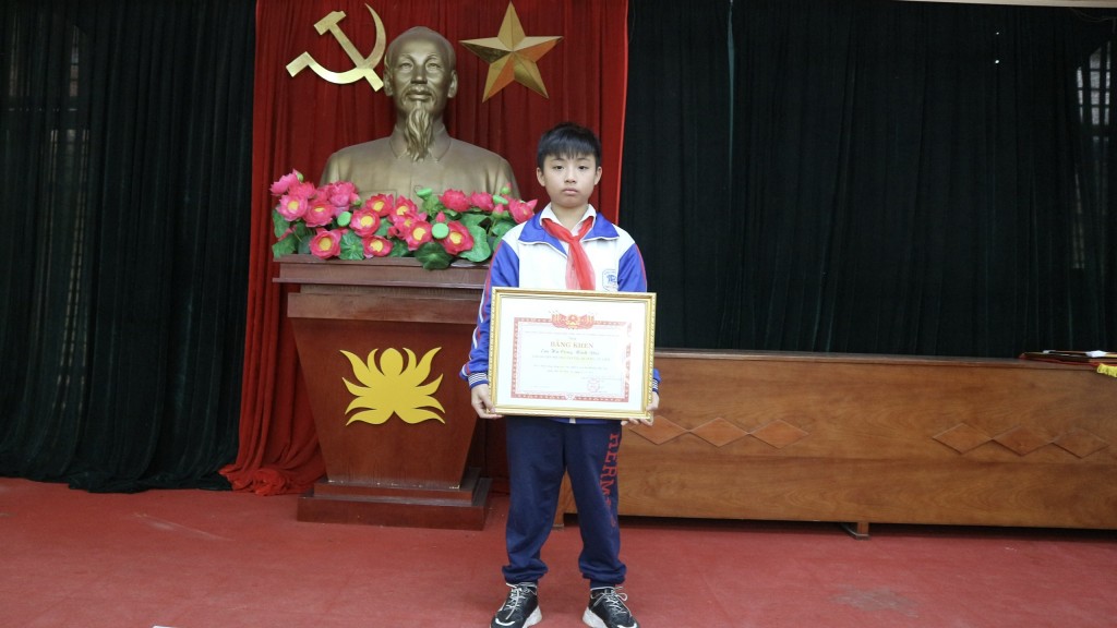 Khen ngợi tấm gương học sinh lớp 6, dù không biết bơi, dũng cảm cứu bạn đuối nước