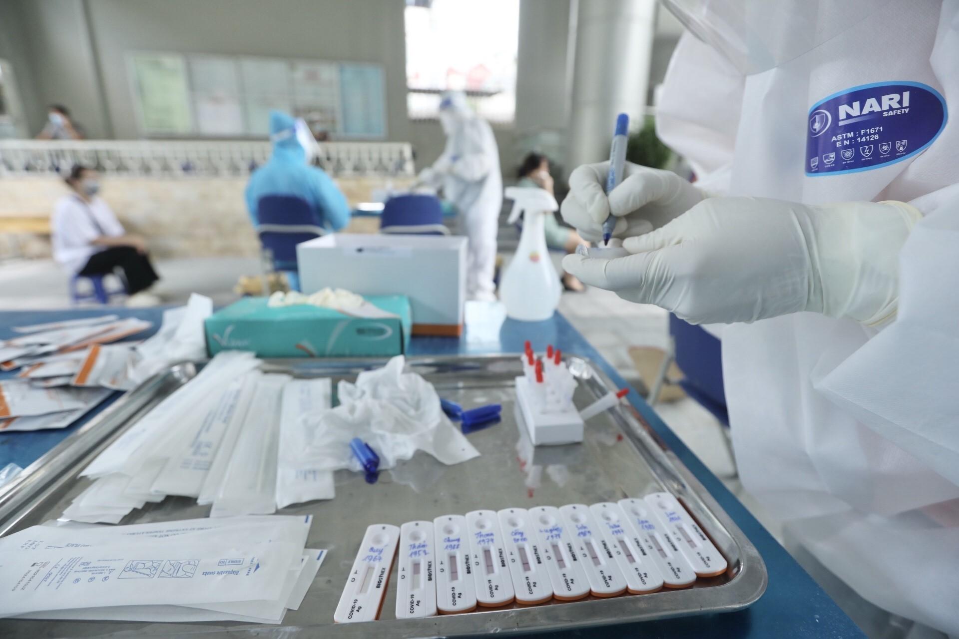 Tăng cường kiểm tra, xử phạt việc găm hàng, &#39;thổi giá&#39; test, máy SpO2 | Y  tế | Vietnam+ (VietnamPlus)