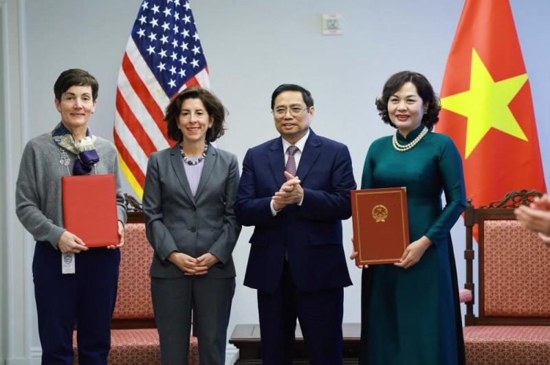 thong doc nhnn nguyen thi hong lam viec voi pho chu tich cap cao ifc