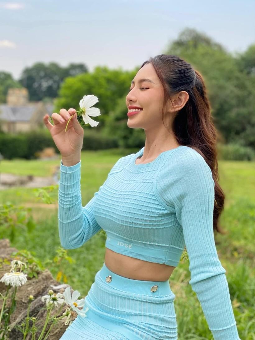 Mặc crop-top khoe eo thon quyến rũ như Hoa hậu Thùy Tiên  ảnh 3