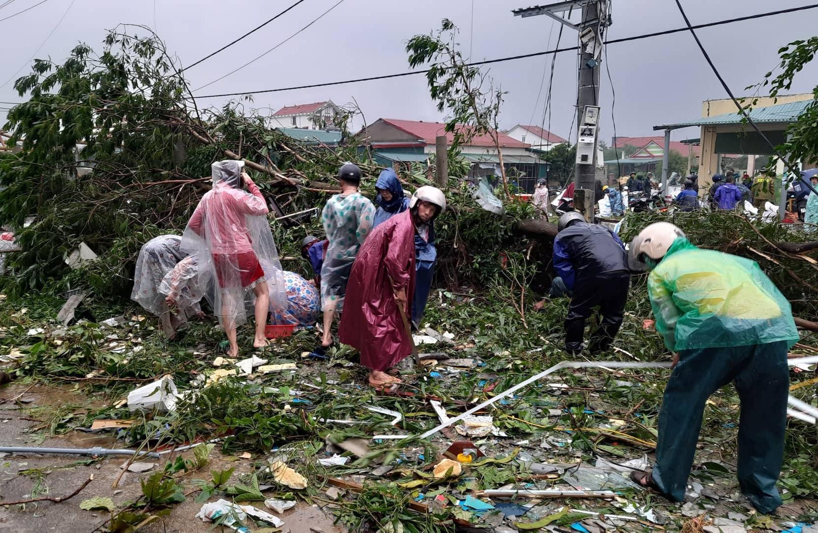 Trăm nhà tan nát sau lốc xoáy trước bão số 4, chủ tiệm khóc ròng tìm vàng mất