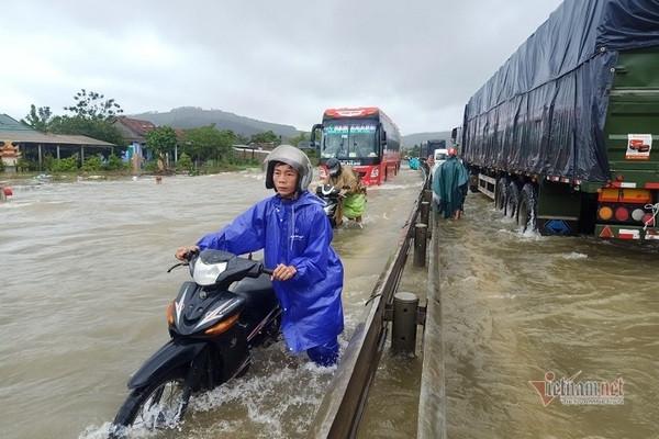 Dù đang mưa lớn, miền Trung lại sắp hứng tiếp đợt mưa nữa