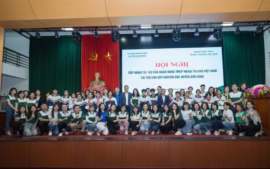 Lãnh đạo, cán bộ Trung tâm hỗ trợ khách hàng Vietcombank cùng Chi nhánh Hà Nam chụp ảnh lưu niệm với các đ/c lãnh đạo huyện Kim Bảng và các em học sinh