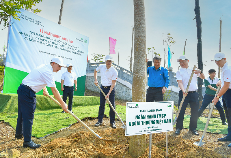 Ban lãnh đạo Vietcombank cùng đại diện Công đoàn Ngân hàng Việt Nam và Ngân hàng Nhà nước chi nhánh tỉnh Tuyên Quang trồng cây tại Khu di tích lịch sử ngành Ngân hàng Việt Nam  