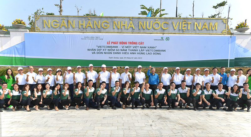 Ban lãnh đạo Vietcombank cùng các đại biểu và cán bộ chi nhánh Tuyên Quang chụp ảnh lưu niệm tại Khu di tích lịch sử ngành Ngân hàng Việt Nam  