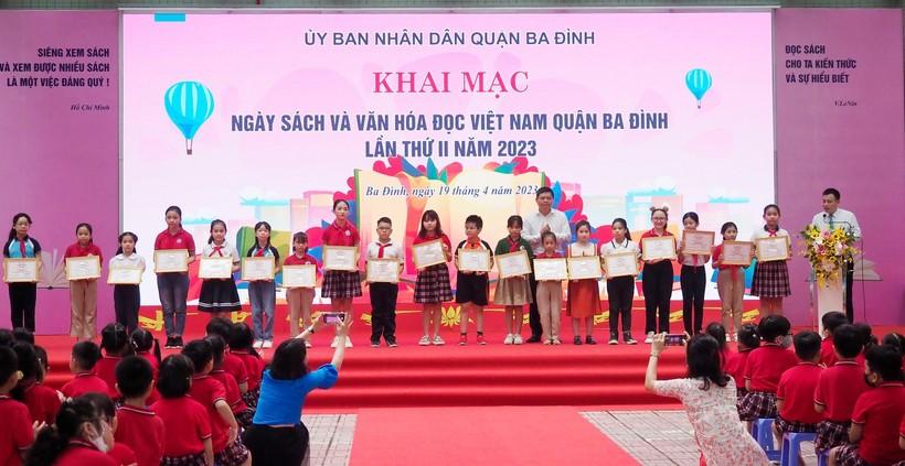 Quận Ba Đình trao tặng 100.000 cuốn sách cho huyện Ba Vì ảnh 3