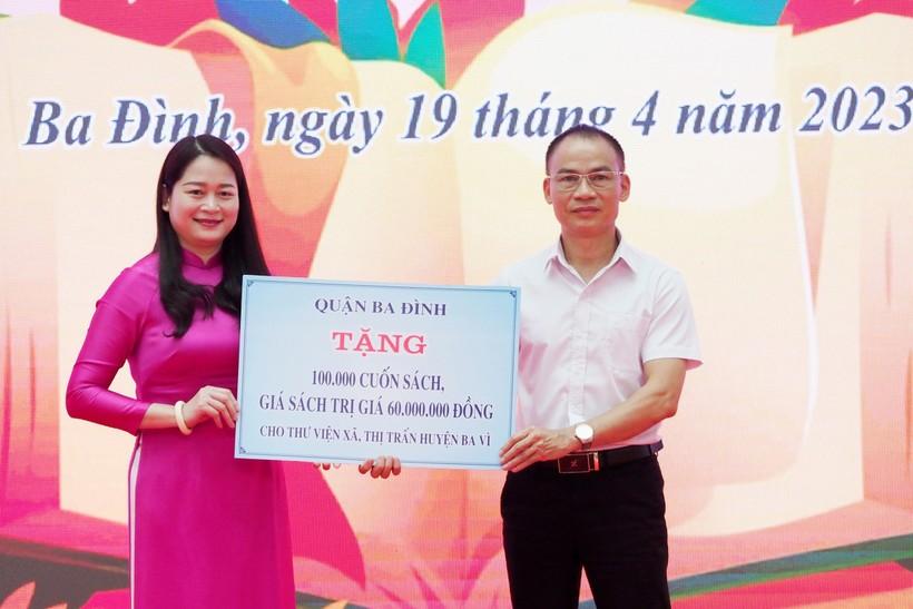 Quận Ba Đình trao tặng 100.000 cuốn sách cho huyện Ba Vì ảnh 5