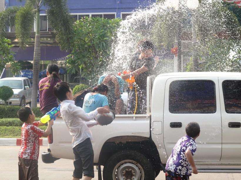 Niềm vui té nước trong ngày Tết Năm mới Boun Pi May.