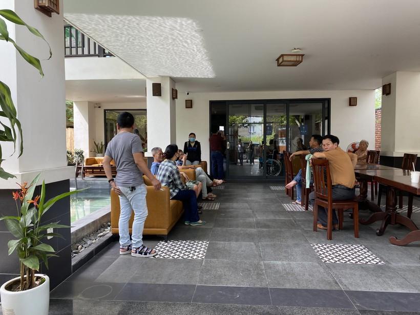 Gia đình các cụ già đến Cơ sở Từ Tâm S-Merciful chi nhánh Đà Nẵng đòi thanh lý hợp đồng và trả lại tiền đã đóng tại đây. Ảnh: Hoàng Vinh.