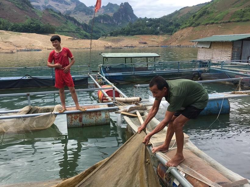 Từ lão nông nghèo đã trở thành triệu phú nhờ nuôi cá lồng ảnh 1