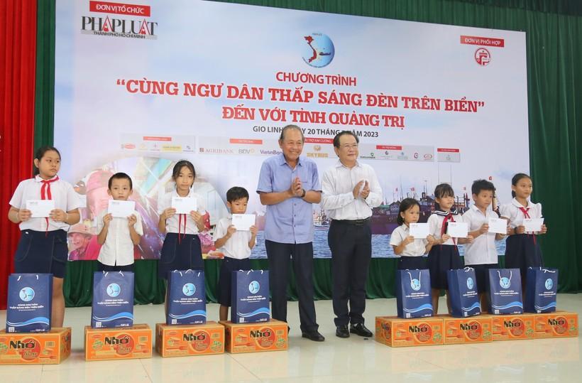 Nhiều suất học bổng ý nghĩa đến với học sinh khó khăn Quảng Trị  ảnh 1